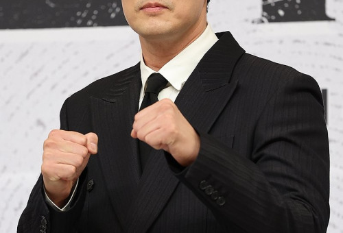 배우 소지섭이 25일 서울 양천구 목동 SBS사옥에서 열린 새 금토드라마 '김부장' 제작발표회에서 포즈를 취하고 있다.