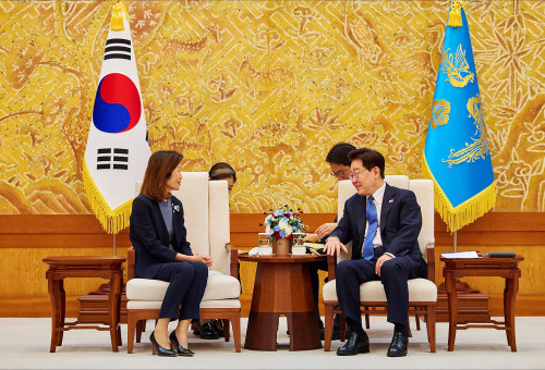 미셸 박 스틸 주한 미국대사(왼쪽)가 12일 청와대에서 이재명 대통령에게 신임장을 제정한 뒤 악수하고 있다. [연합뉴스]
