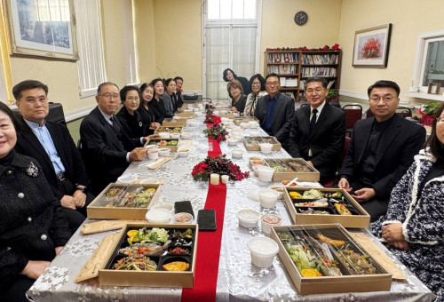 미주실로암선교후원회 임원들이 총회 중 기념촬영을 하고있다. 왼쪽 앞에서 세번째가 신임 이사장 김인수목사, 오른쪽 앞에서 세번째가 회장 용장영목사 