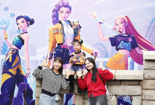 9월 30일 경기 용인시 에버랜드에 마련된 '케이팝 데몬 헌터스' 테마존에서 관람객들이 사진을 찍고 있다. [연합뉴스 자료사진]