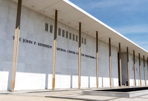 미국의 대표적 공연장 중 하나인 케네디 센터에 도널드 트럼프 대통령이 이름이 추가 되자 워싱턴국립오페라 도 결별을 선언했다. 사진은 The Donald Trump 이름이 첫 줄로 추가 되기 전 The John F. Kennedy 이름만 있을때의 공연장 전경이다.