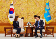 미셸 박 스틸 주한 미국대사(왼쪽)가 12일 청와대에서 이재명 대통령에게 신임장을 제정한 뒤 악수하고 있다. [연합뉴스]