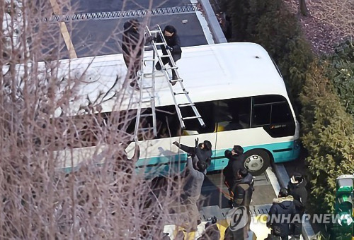고위공직자범죄수사처(공수처)와 경찰이 윤석열 대통령에 대한 2차 체포영장 집행에 나선 15일 서울 용산구 한남동 대통령 관저 입구에서 경찰이 차벽을 넘기 위해 사다리를 설치하고 있다.