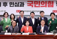 국민의힘 김용태 비상대책위원장(앞줄 왼쪽 세번째)과 참석한 의원들이 19일 서울 여의도 국회 의원회관에서 당의 혁신을 바라는 의원모임 주최로 열린 '대선 패배 후 민심과 국민의힘 혁신방안' 토론회에 앞서 기념 촬영을 하고 있다. 