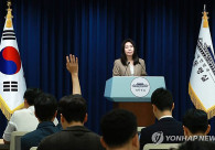 강유정 대통령실 대변인이 18일 서울 용산 대통령실 청사에서 이날 열린 국가안전보장회의(NSC) 및 국무회의 등 현안 브리핑을 마친 뒤 취재진 질문을 받고 있다.