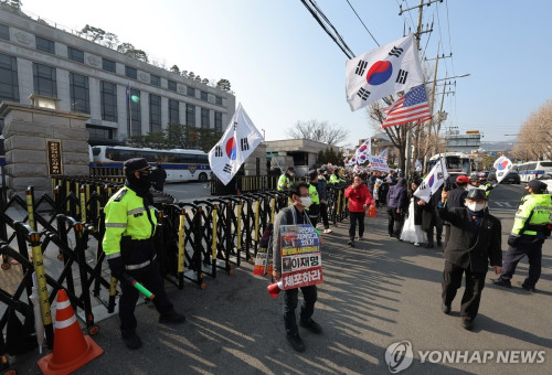 지금 헌재 앞은 윤석열 대통령에 대한 탄핵심판 선고를 앞두고 11일 서울 종로구 헌법재판소 앞에서 시위자들이 탄핵 반대를 촉구하고 있다. 