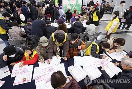 서울 마포구청에서 열린 '2023 마포구 노인 일자리 박람회'가 일자리를 구하려는 노인들로 북적이고 있다.   연합뉴스 자료사진