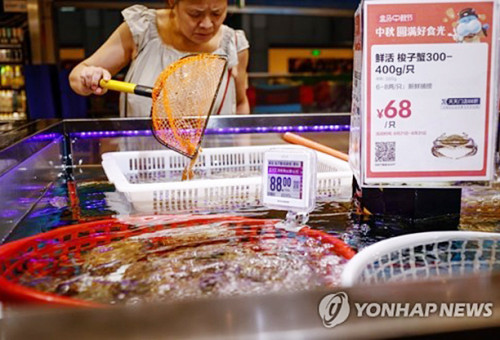 중국, 日오염수 방류에 수산물 수입 전면 금지. 일본이 후쿠시마 제1원자력발전소 오염수(일본 정부 명칭 '처리수')의 해양 방류를 시작한 24일 중국 베이징의 대형마트에서 한 여성이 수산물을 보고 있다. 중국 해관총서(세관)는 이날 일본의 오염수 방류 개시 직후 발표한 성명에서 일본이 원산지인 수산물 수입을 전면 중단한다고 밝혔다. 